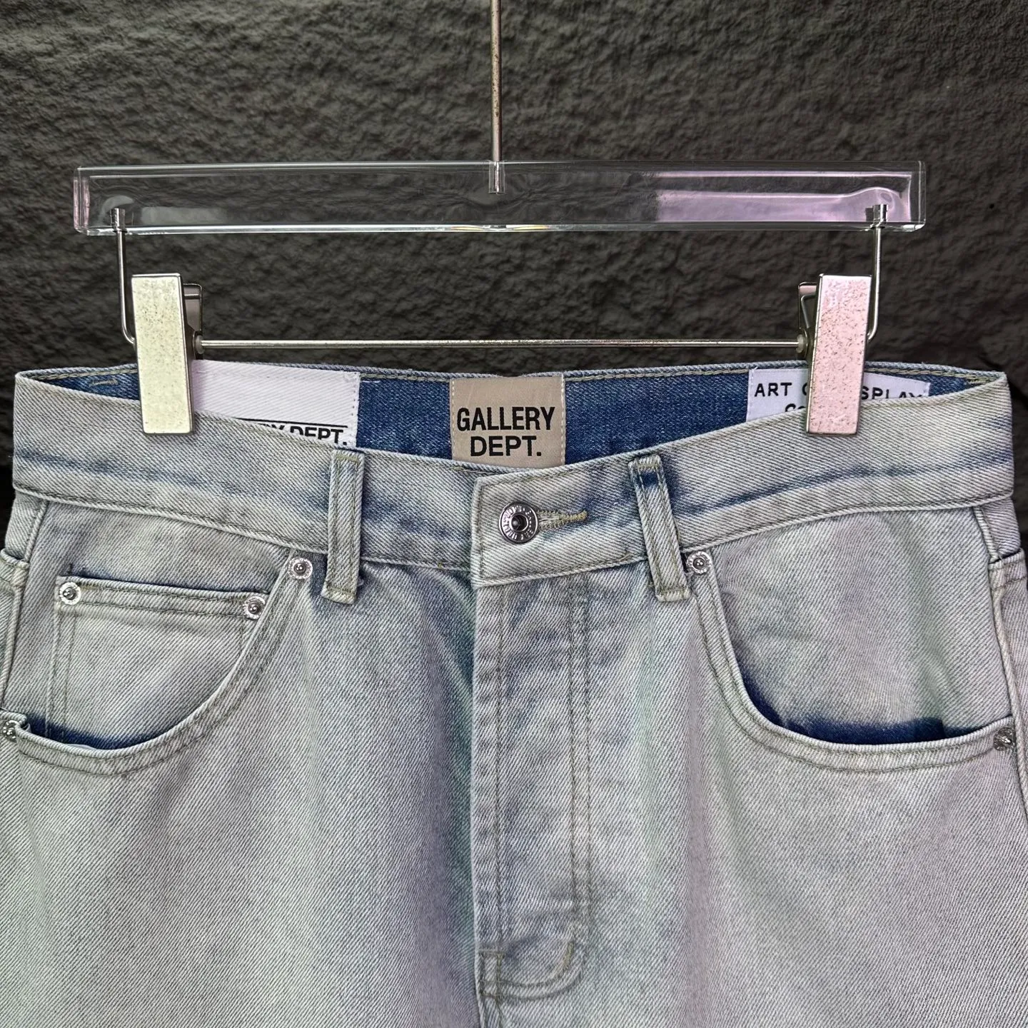 P240 GALLERY DEPT. 2026 New Colorful Skin Embroidered Letter Splicing Couple Style Washed Loose Bootcut Jeans 🔥High Version🔥High Version🔥 Top Ceiling Quality Styles with different washed textures are very friendly to people with thin legs and thick legs. The bootcut version is very flattering to the leg shape. Moderate length that never goes out of style, easy and casual to match, basic styling for various styles, a must-have in the wardrobe! The fabric is stiff but also makes the upper body soft without losing texture. The washing process is even more perfect. It is a must-have item for everyone! ! ! Washed wheat, hang tag, pants label, complete with three labels Color: light blue Size: 28, 30, 32, 34, 36 (five sizes)